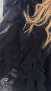 Elegance Noir – Schwarze Rüschenbluse in Einheitsgröße