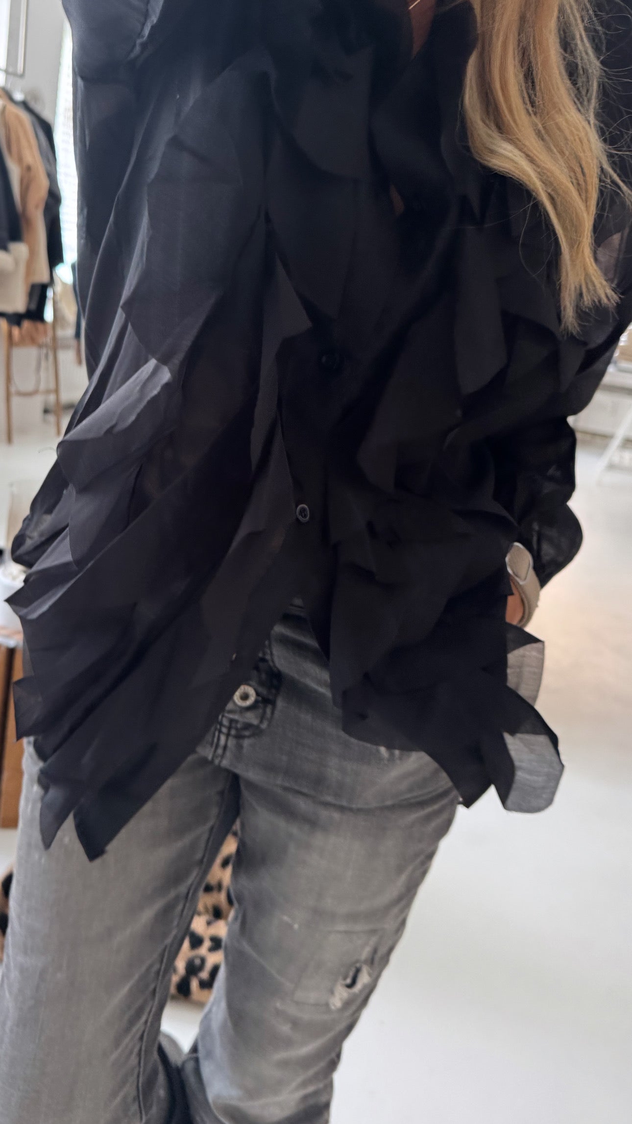 Elegance Noir – Schwarze Rüschenbluse in Einheitsgröße