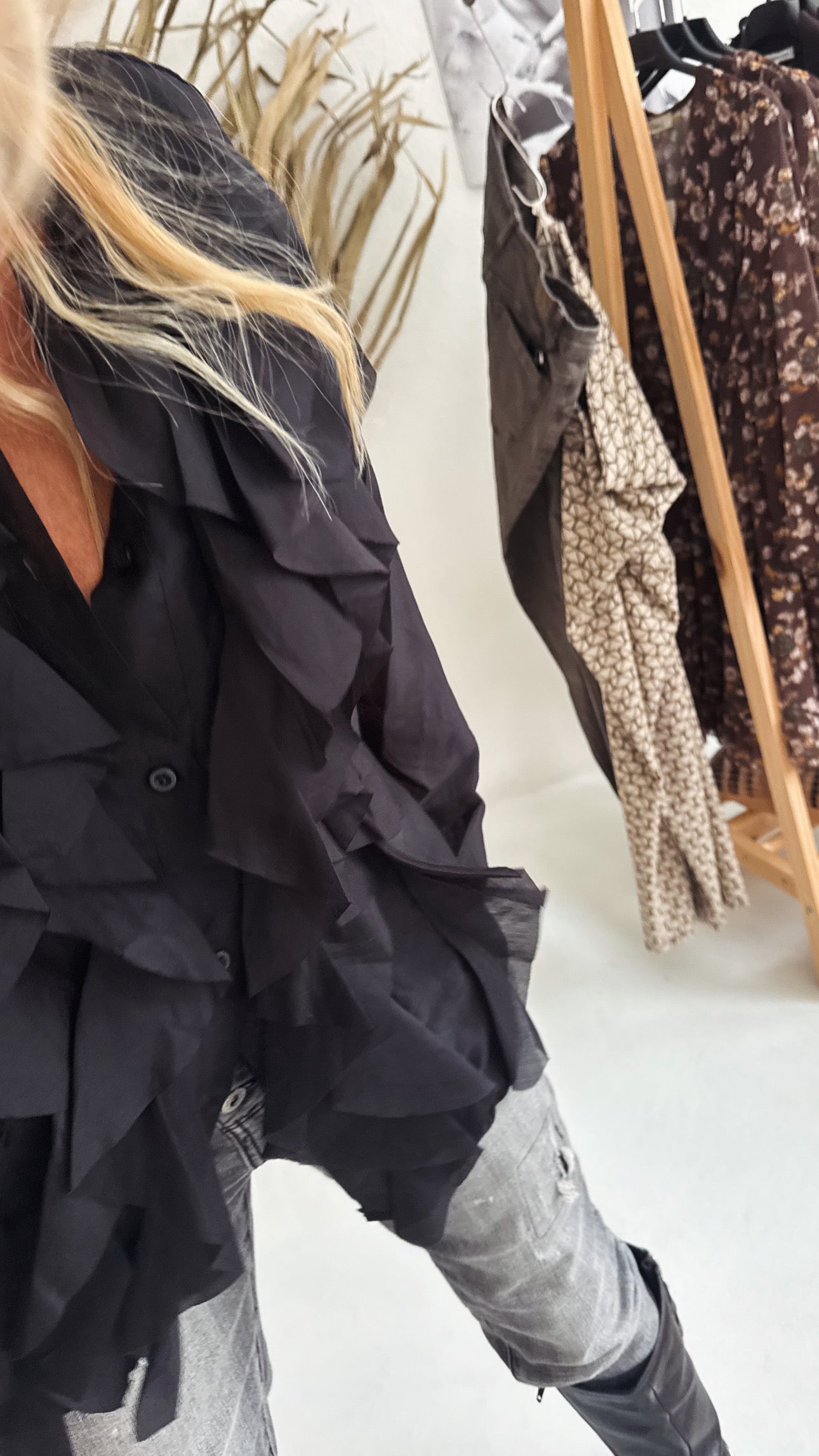Elegance Noir – Schwarze Rüschenbluse in Einheitsgröße